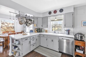 Fridge, microwave, oven, stovetop - King room in Bed and Breakfast - And A Hot Tub! (FRANKENMUTH)