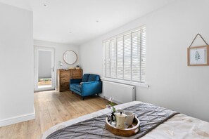 2 quartos, ferros/tábuas de passar roupa, berço de viagem