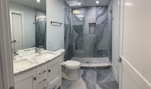 Douche, serviettes fournies, papier de toilette
