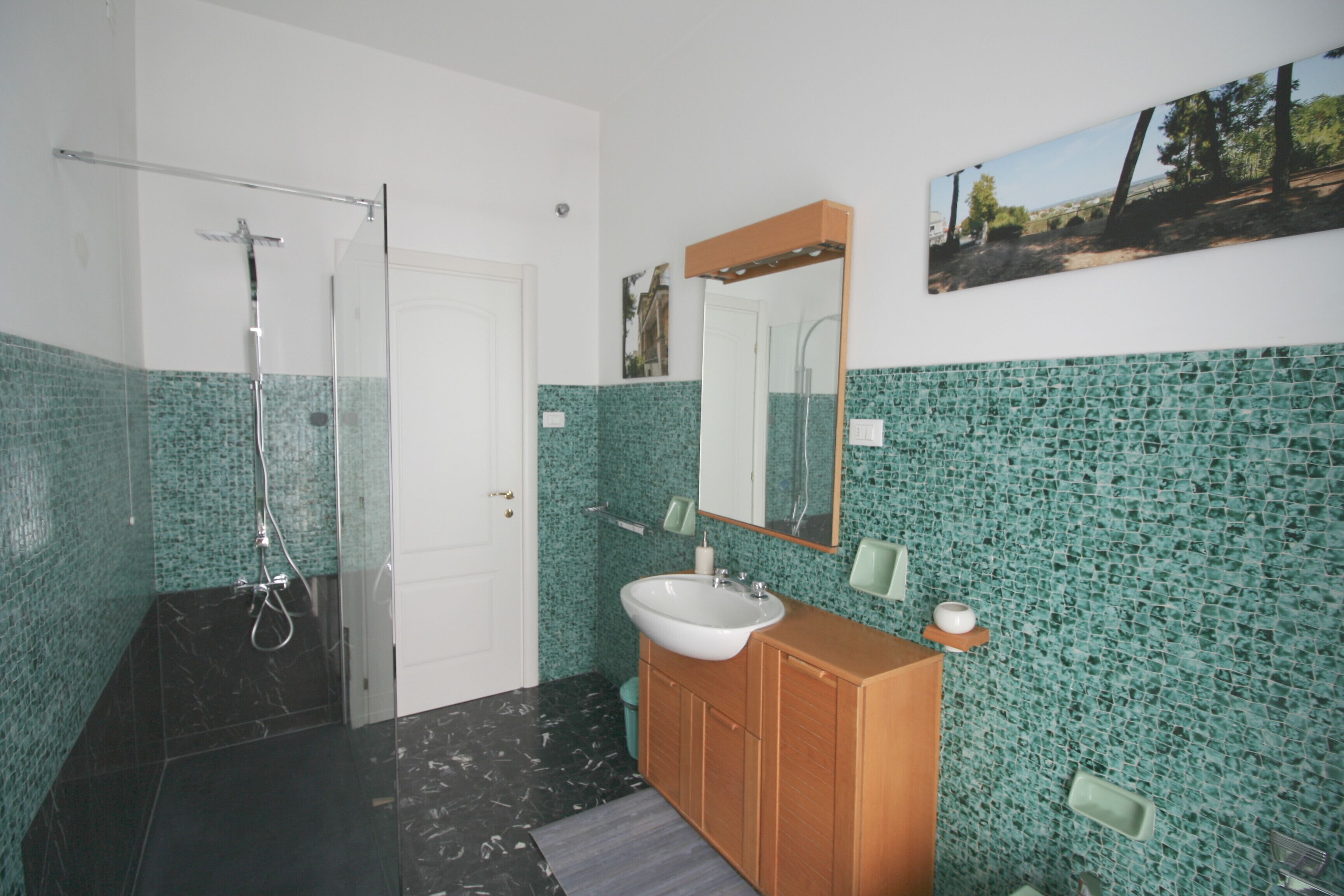 Een douche, een haardroger, een bidet, handdoeken