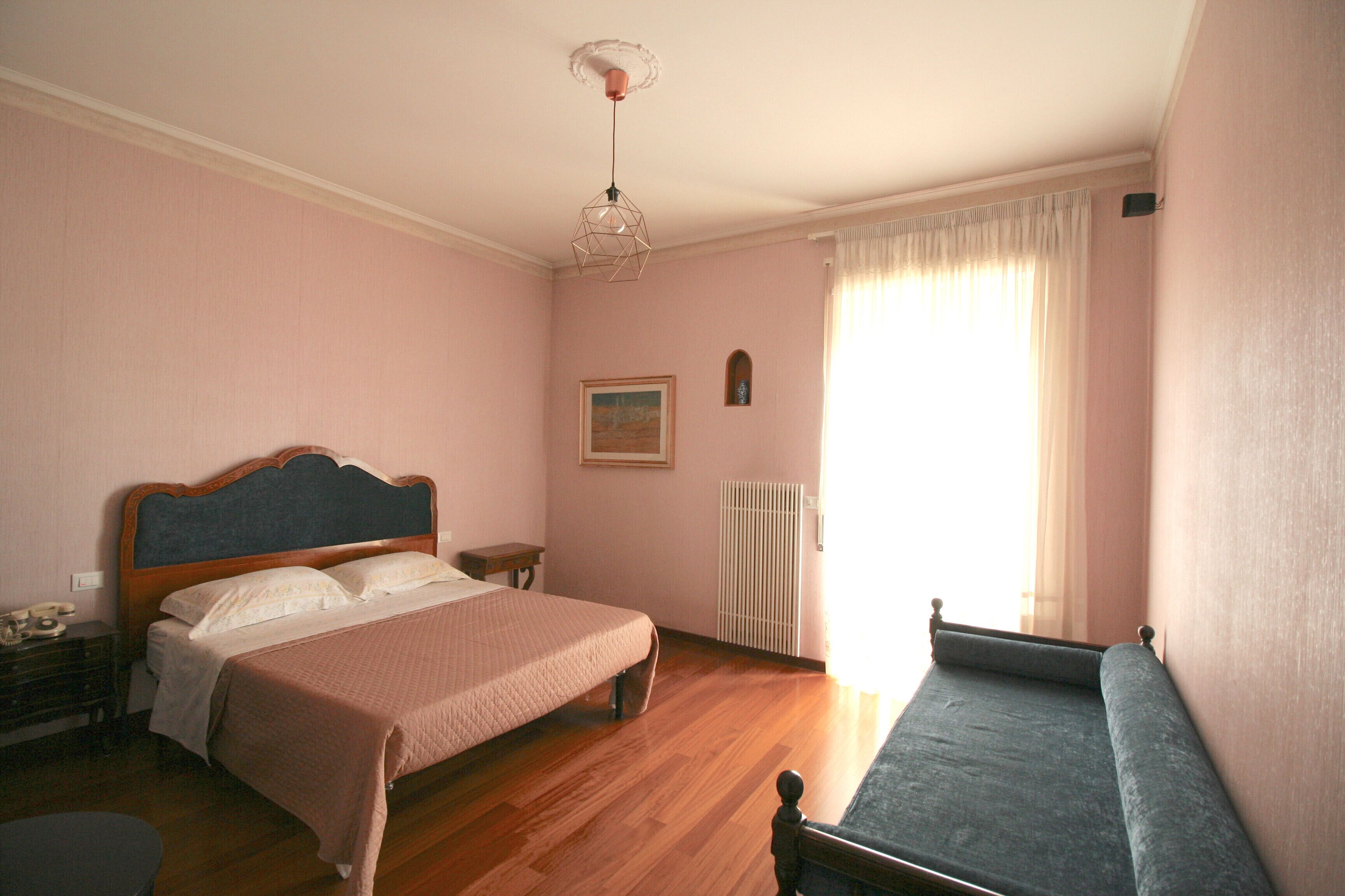 3 slaapkamers, een bureau, een strijkplank/strijkijzer, wifi