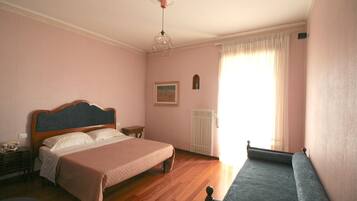 3 slaapkamers, een bureau, een strijkplank/strijkijzer, wifi