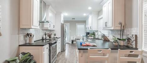 Een koelkast, een microgolfoven, een oven, een kookplaat