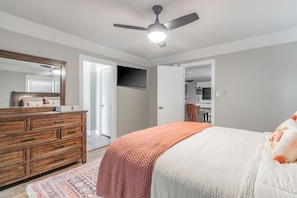 3 bedrooms, in-room safe, desk, iron/ironing board
