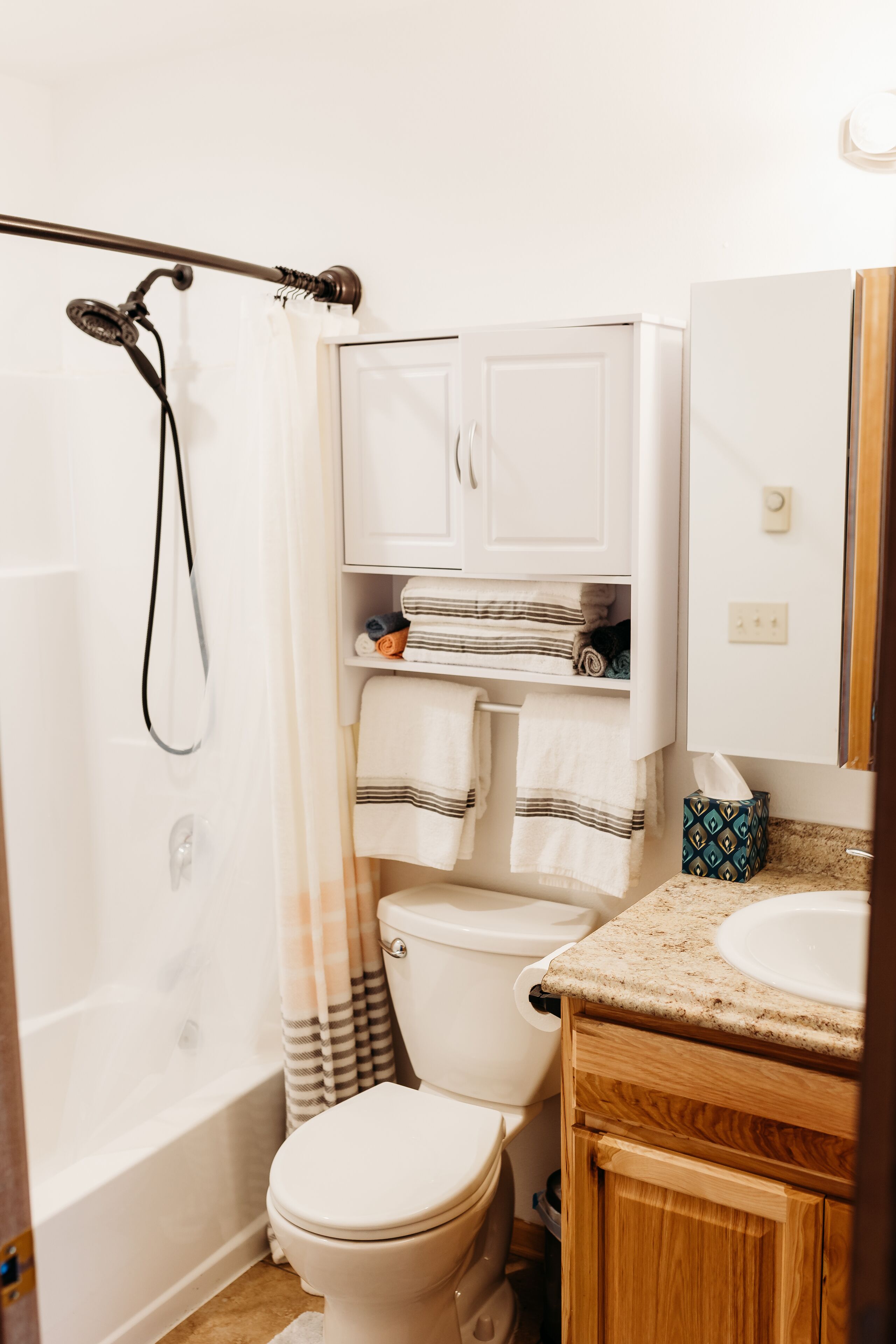 Un bagno con vasca, WC e mobile lavabo.