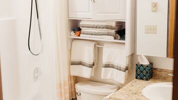 Un bagno con vasca, WC e mobile lavabo.