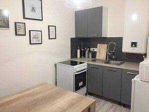 Réfrigérateur, four à micro-ondes, un four, surface de cuisson