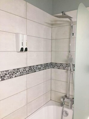 Badewanne, Haartrockner, Handtücher, Toilettenpapier