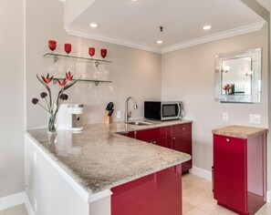 Kitchenette with granite counter - OfferPool/StepsToBeach/DIneCoastalSTUDIOLoft (Palm Beach)