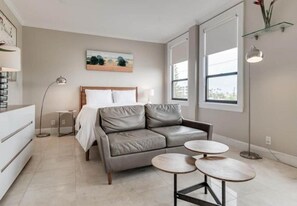 Studio layout with bed and sofa - OfferPool/StepsToBeach/DIneCoastalSTUDIOLoft (Palm Beach)