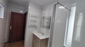 Shower, hair dryer, bidet, towels