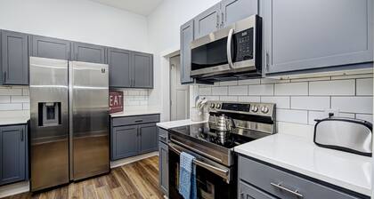 Centrally Located GEM Cozy & Close To Everything!