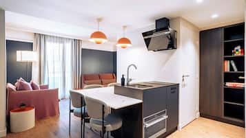 Apartment | In-room safe, desk, blackout curtains, soundproofing