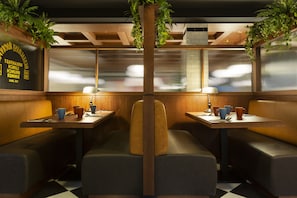 Frukostbuffé varje dag (EUR 18 per person)