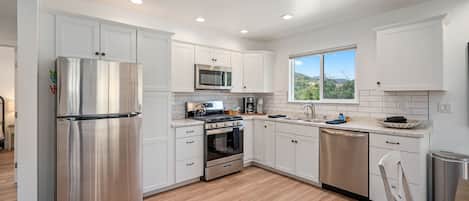 Geladeira, micro-ondas, cooktop, lava-louças