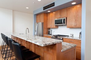 Coffee/tea maker, cookware/dishes/utensils