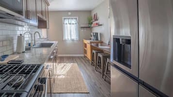 KylskÄp, mikrovÄgsugn, ugn och spishÀll