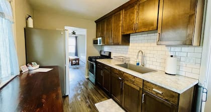 The Cottage on Lowell, Near I-229, Sleeps 6, Dog Friendly