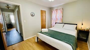 2 quartos, escrivaninha, ferros/tábuas de passar roupa