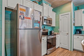 Fridge, microwave, oven, stovetop - See Yall Later until the next sunset (Port Aransas)