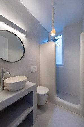 Regadera, secadora de cabello, bidet, toallas