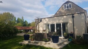 Terrace/patio - Tythe House, Bampton, Oxfordshire (Bampton)