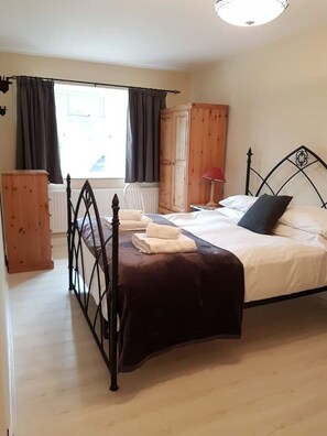 4 bedrooms - Tythe House, Bampton, Oxfordshire (Bampton)