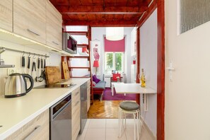 Mikrobølgeovn, oppvaskmaskin og kjøkkenutstyr