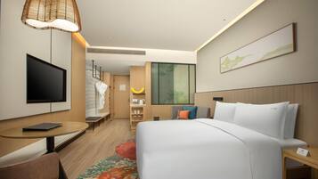 Una habitación de hotel moderna con cama, televisión, escritorio y silla.