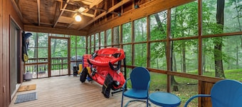River Cabin w/ Hot Tub, Screened Porch & Fire Pit