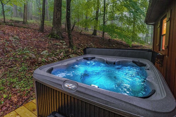 Outdoor spa tub - River Cabin w/ Hot Tub, Screened Porch & Fire Pit (Great Cacapon)