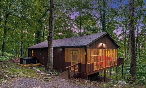 River Cabin w/ Hot Tub, Screened Porch & Fire Pit