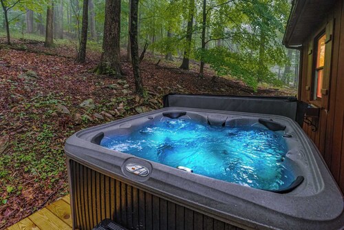 River Cabin w/ Hot Tub, Screened Porch & Fire Pit