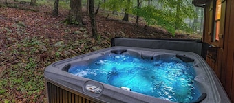 River Cabin w/ Hot Tub, Screened Porch & Fire Pit