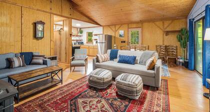 River Cabin w/ Hot Tub, Screened Porch & Fire Pit