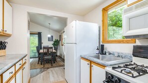 Coffee/tea maker, fridge, microwave, oven - Cottage w Hot Tub, Pond & Kayaks, Fire Pit, & WiFi (Berkeley Springs)