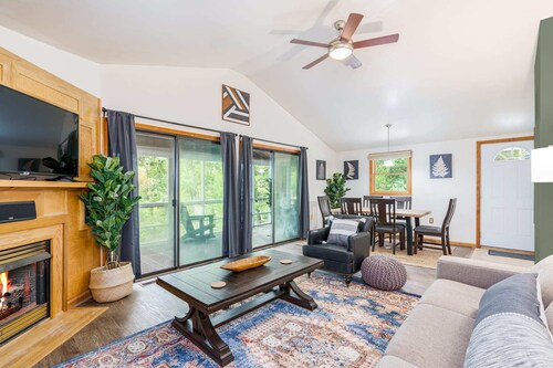 Cottage w Hot Tub, Pond & Kayaks, Fire Pit, & WiFi