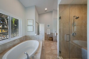 Combined shower/tub, hair dryer, towels - Island Pineapple: 5 min to Beach, Screened Pool, Waterfalls, Game Room by Anna Maria Life (Holmes Beach)
