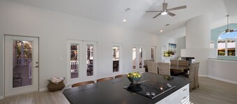 Island Pineapple: 5 min to Beach, Screened Pool, Waterfalls, Game Room by Anna Maria Life