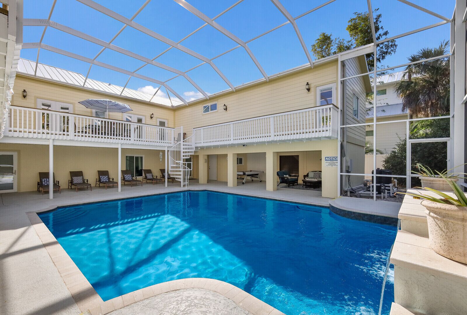 Island Pineapple: 5 min to Beach, Screened Pool, Waterfalls, Game Room by Anna Maria Life