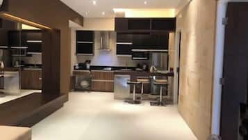 Een koelkast, een microgolfoven, een oven, een kookplaat