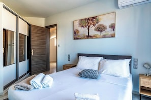 3 bedrooms, desk, iron/ironing board, travel cot - Zefyros Suite, Seafront Retreat (Panormo)