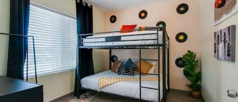 4 habitaciones, escritorio, tabla de planchar con plancha y wifi