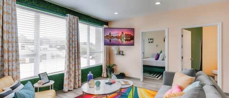 Télévision, chaîne hi-fi, espaces bureaux