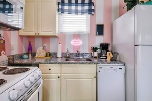 Coffee/tea maker, fridge, microwave, oven