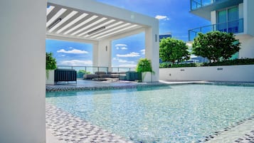 Una piscina al aire libre