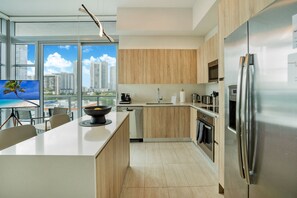 Apartamento superluxo | Cozinha privada | Geladeira grande, micro-ondas, fogão, cooktop