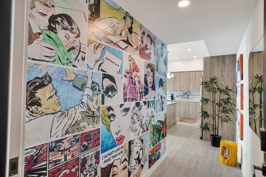 Una pared con ilustraciones al estilo de cómic.