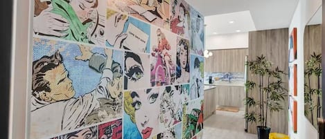 Una pared con ilustraciones al estilo de cómic.
