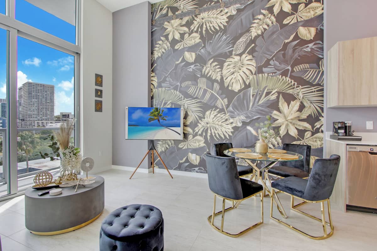 Comfort Condo | Ruang tamu | 55 inci sebuah televisyen pintar dengan digital, TV